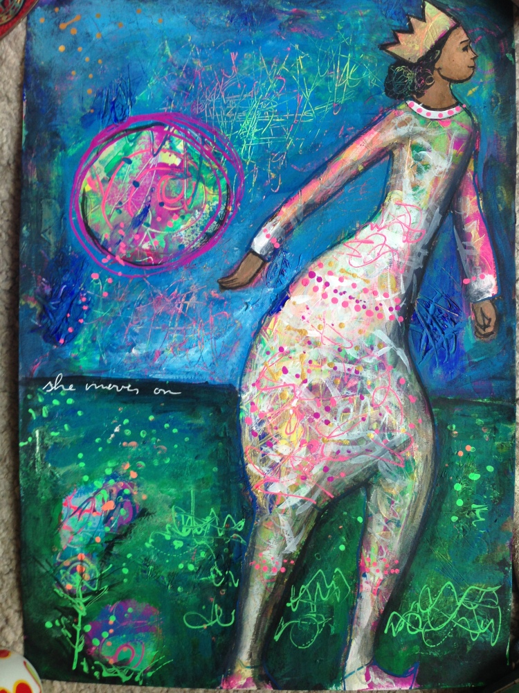 Ein Mixed Media Bild, auf dem eine gekrönte Frauenfigur in bunter Kleidung auf einer Wiese steht und aussieht, als ginge sie optimistisch von einem Ort weg. 